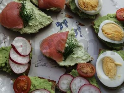 Sumuštiniai su avokadu, upėtakiu ir vyšniniais pomidorais pagrindine nuotrauka