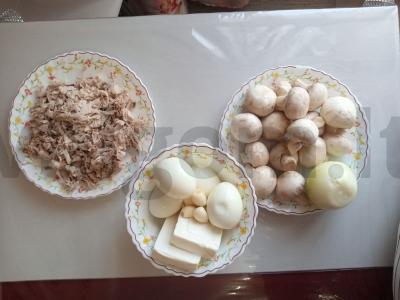 Salotas „Mano vyras“ su vištiena, grybais ir sūriu Žingsnis 2