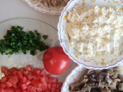 Salotas „Mano vyras“ su vištiena, grybais ir sūriu Žingsnis 3