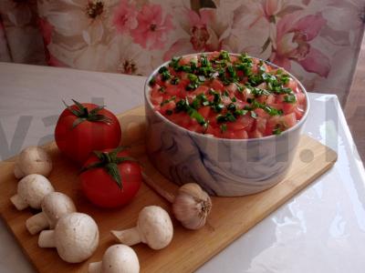 Salotas „Mano vyras“ su vištiena, grybais ir sūriu pagrindine nuotrauka