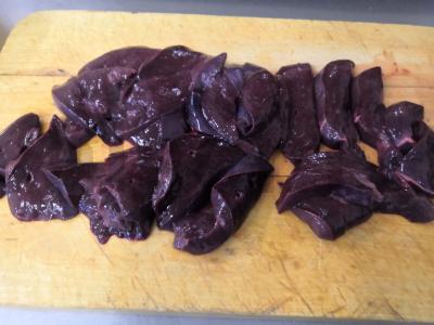 Kiaulienos kepenys su svogūnais Žingsnis 1