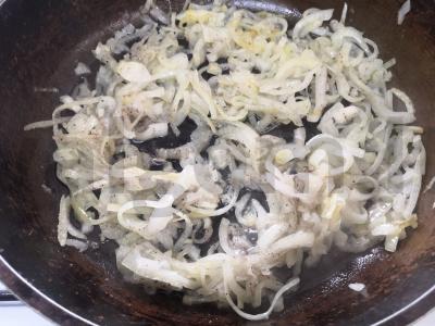 Kiaulienos kepenys su svogūnais Žingsnis 3