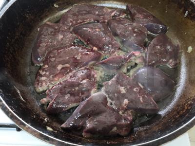 Kiaulienos kepenys su svogūnais Žingsnis 4