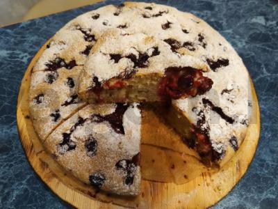 Vyšnių pyragas prie arbatos pagrindine nuotrauka