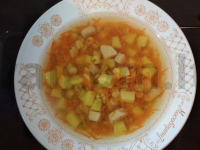 Žirnių sriuba su vištienos filė pietums pagrindine nuotrauka