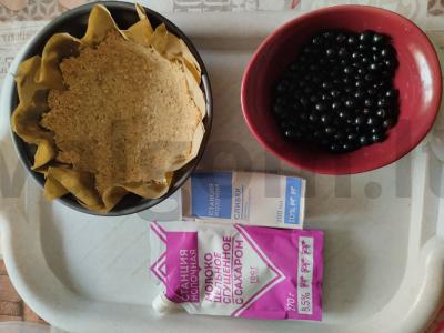 Juodųjų serbentų tortas su grietinėlėmis ir kondensuotu pienu Žingsnis 2