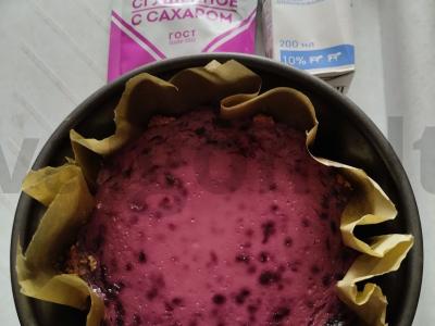 Juodųjų serbentų tortas su grietinėlėmis ir kondensuotu pienu Žingsnis 3