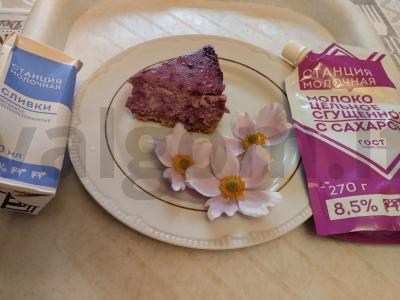 Juodųjų serbentų tortas su grietinėlėmis ir kondensuotu pienu pagrindine nuotrauka