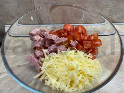 Salotos su kumpiu, pomidorais ir skrudintais duonos kubeliais Žingsnis 1