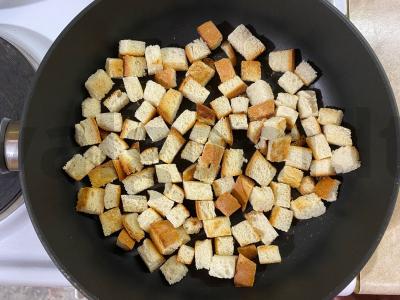 Salotos su kumpiu, pomidorais ir skrudintais duonos kubeliais Žingsnis 2