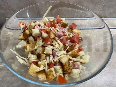 Salotos su kumpiu, pomidorais ir skrudintais duonos kubeliais Žingsnis 3