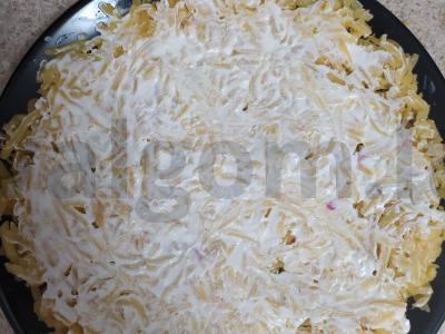 Sluoksniuotas salotas „Po šuba“ su silke Žingsnis 1