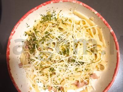 Aštrūs makaronai su kumpiu ir sūriu pagrindine nuotrauka