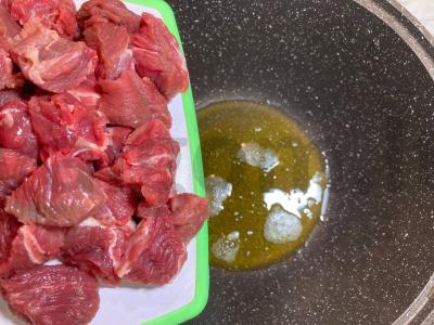 Skani jautiena granatų padaže Žingsnis 1