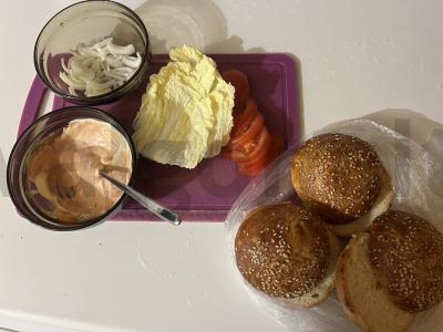 Sultingi namų burgeriai su faršo kotletais ir marinuotais svogūnais Žingsnis 1