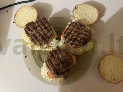 Sultingi namų burgeriai su faršo kotletais ir marinuotais svogūnais Žingsnis 3