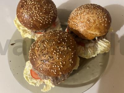 Sultingi namų burgeriai su faršo kotletais ir marinuotais svogūnais pagrindine nuotrauka