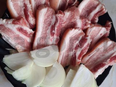 Mėsa su sluoksniais ir svogūnais Žingsnis 1