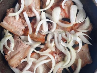 Mėsa su sluoksniais ir svogūnais Žingsnis 4