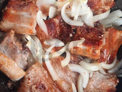 Mėsa su sluoksniais ir svogūnais Žingsnis 5