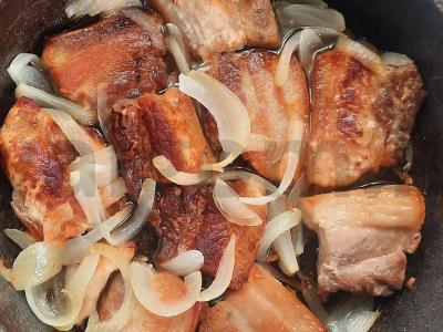 Mėsa su sluoksniais ir svogūnais Žingsnis 7