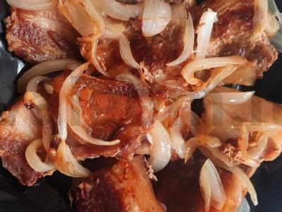 Mėsa su sluoksniais ir svogūnais Žingsnis 8