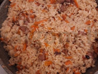 Kiaulienos plovas su barbaru ir prieskoniais pagrindine nuotrauka