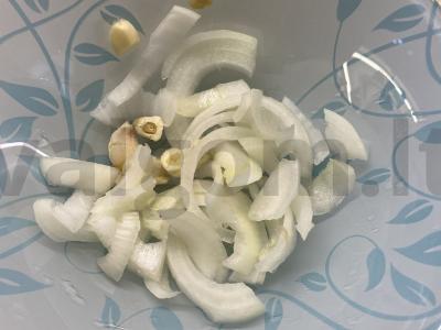 Salotos su marinuotais agurkėliais ir lęšiais Žingsnis 1