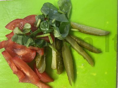 Salotos su marinuotais agurkėliais ir lęšiais Žingsnis 2