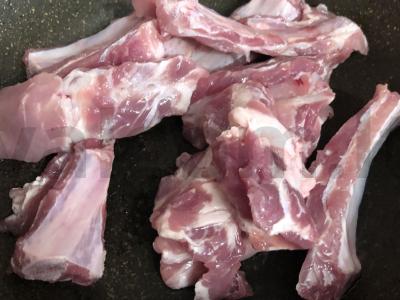 Šonkauliai grietinės padaže Žingsnis 1