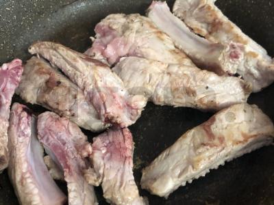 Šonkauliai grietinės padaže Žingsnis 2