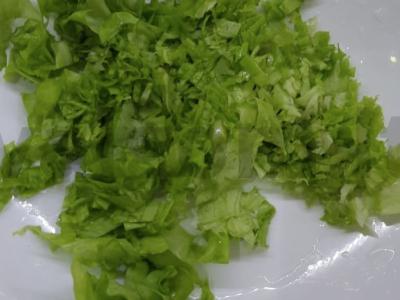 Vasaros salotos su kiaušiniais ir salotų lapais Žingsnis 1