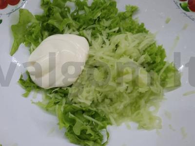 Vasaros salotos su kiaušiniais ir salotų lapais Žingsnis 2