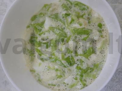 Vasaros salotos su kiaušiniais ir salotų lapais pagrindine nuotrauka