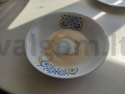 Švelnus desertas stiklinėje su mango ir raugintu pienu Žingsnis 1