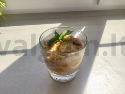 Švelnus desertas stiklinėje su mango ir raugintu pienu pagrindine nuotrauka