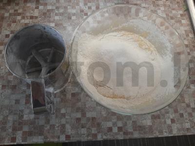 Saldus pyragas su uogomis iš rūgštaus pieno Žingsnis 4