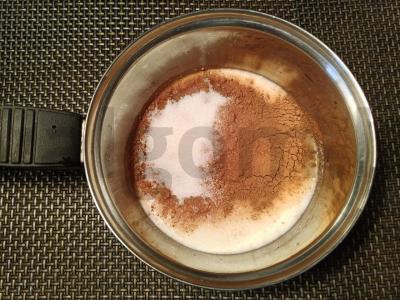 Paprasta glazūra su kakava ir grietine Žingsnis 1