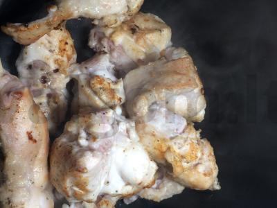 Kaninys, troškintas grietinėje Žingsnis 3