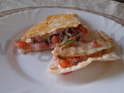 Lavašas su pomidorais, sūriu ir dešra pagrindine nuotrauka