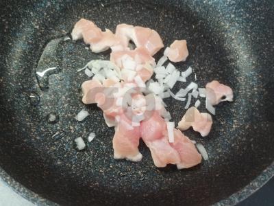 Vištiena, troškinta grietinės padaže Žingsnis 1