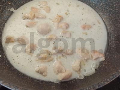 Vištiena, troškinta grietinės padaže Žingsnis 5