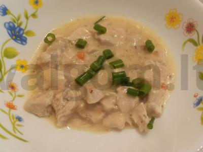 Vištiena, troškinta grietinės padaže pagrindine nuotrauka