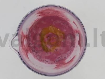 Namų šaltas gėrimas iš juodųjų serbentų, braškių ir bananų Žingsnis 2