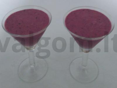 Namų šaltas gėrimas iš juodųjų serbentų, braškių ir bananų pagrindine nuotrauka