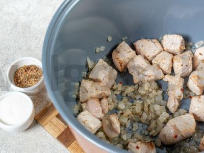 Troškinta bulvė su kiauliena lėtoje viryklėje Žingsnis 2