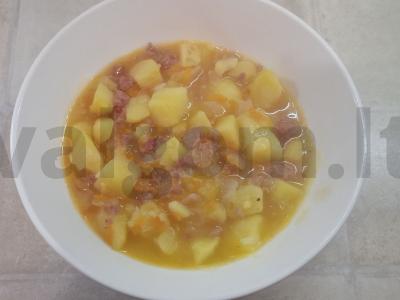 Troškinta bulvė su troškiniu pagrindine nuotrauka