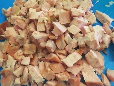 Granatų salotas su vištienos krūtinėle ir raudonuoju svogūnu Žingsnis 1