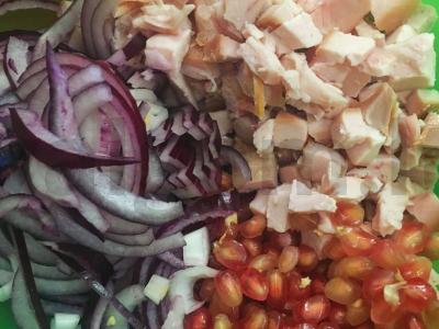 Granatų salotas su vištienos krūtinėle ir raudonuoju svogūnu Žingsnis 4