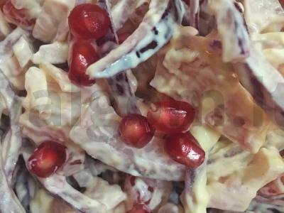 Granatų salotas su vištienos krūtinėle ir raudonuoju svogūnu pagrindine nuotrauka